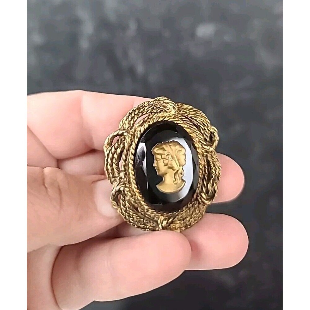 Intaglio Cameo Brooch Vintage, READ
